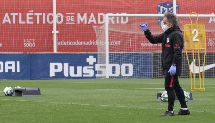 El 'Profe' Ortega en el entrenamiento del Atlético