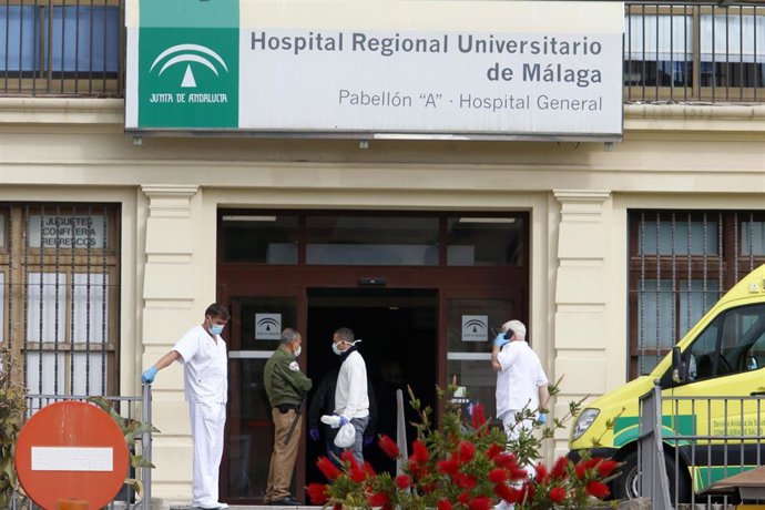 Sanitarios toman un pequeño descanso en la puerta del Hospital Regional de la capital antes las jornadas maratonianas que realizan ante la pandemia del COVID-19. Málaga a 2 de abril del 2020