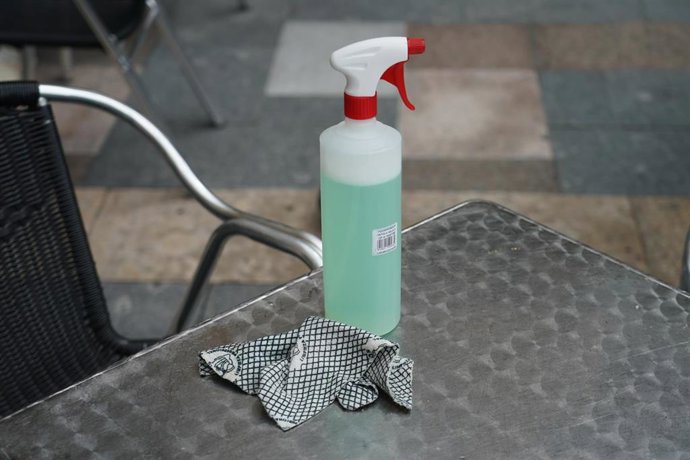 Gel desinfectante en la mesa de una terraza en el centro de Bilbao 
