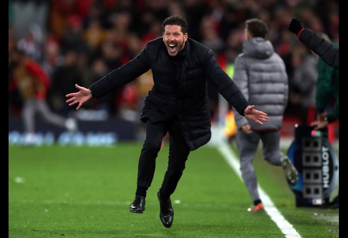 Diego Pablo Simeone celebrando uno de los goles del Atlético en Anfield