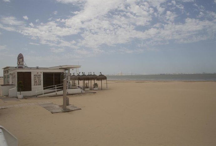 La playa de Valdelagrana vacías durante el estado de alarma por la pandemia del Covid-19. En el Puerto de Santa María, (Cádiz, Andalucía, España), a 07 de mayo de 2020.