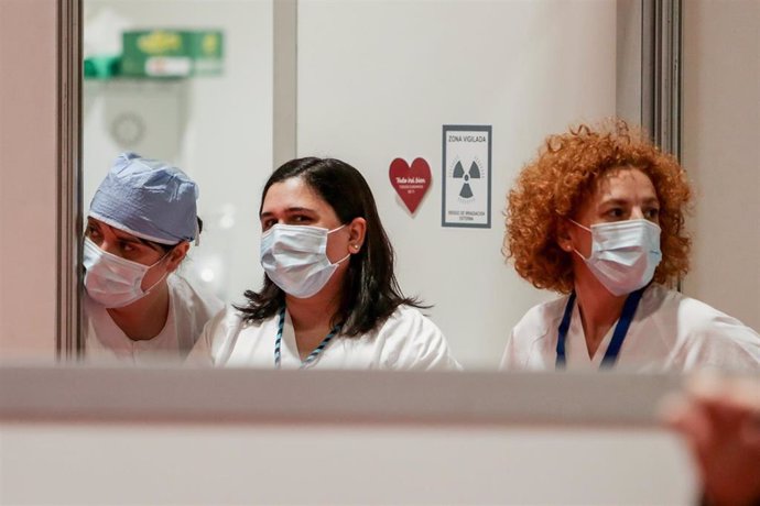 Sanitarios en el Hospital temporal de IFEMA para enfermos con Covid-19 ya clausurado.