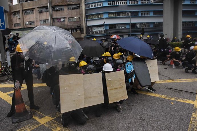 Imagen de archivo de manifestantes protegiéndose ante los agentes de la Policía de Hong Kong