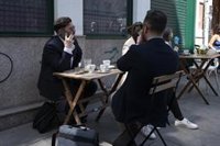 Los ayuntamientos limitan a incidencias puntuales la apertura de terrazas, pero piden "responsabilidad"