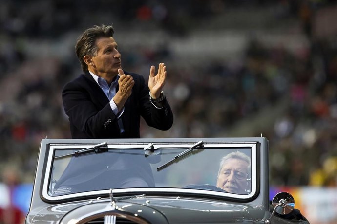 Sebastian Coe aplaude durante una vuelta al estadio en el Memorial Van Damme en Bruselas de 2019