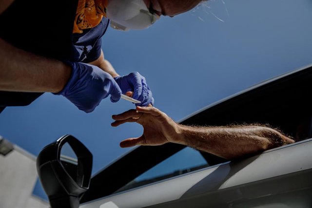 Imagen de archivo de una persona siendo somentida a un test de Covid-19.