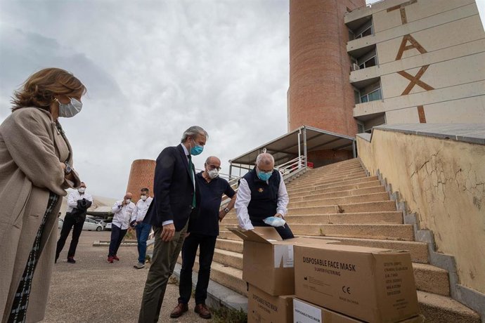 El alcalde entrega mascarillas a los taxistas de la ciudad