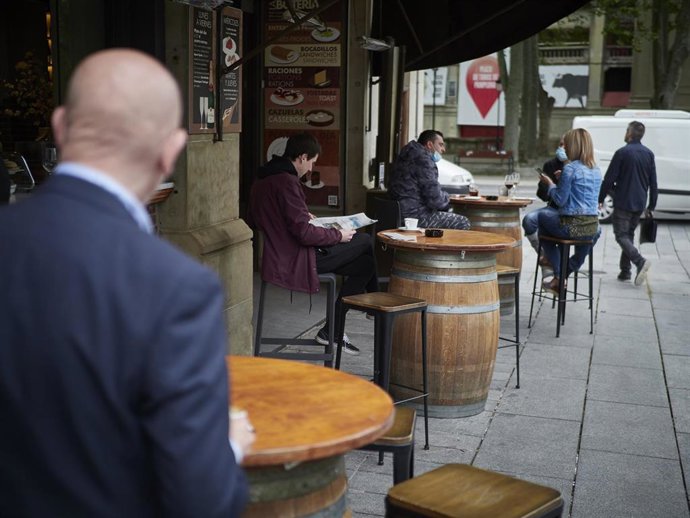 Varias personas en las primeras terrazas que abren en Pamplona, el día en el que la capital navarra pasa junto el resto de la comunidad a la Fase 1 del Plan de Desescalada establecido por el Gobierno de España. En esta fase, las terrazas de los restaura