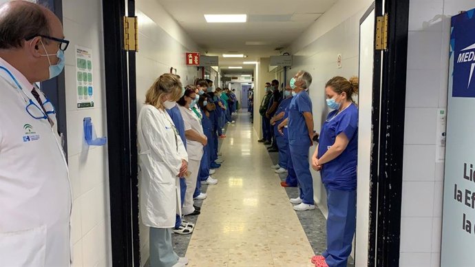 Minuto de silencio en la UCI del Regional por los fallecidos por COVID-19