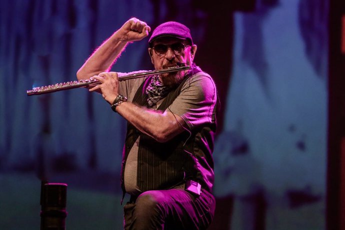 El cantante Ian Anderson junto a su banda Jethro Tull en el concierto de The Prog Years en Madrid a 29 de febrero de 2020