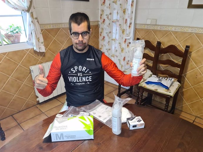El atleta Lorenzo Albadalejo tras recibir su kit de material sanitario contra el coronavirus