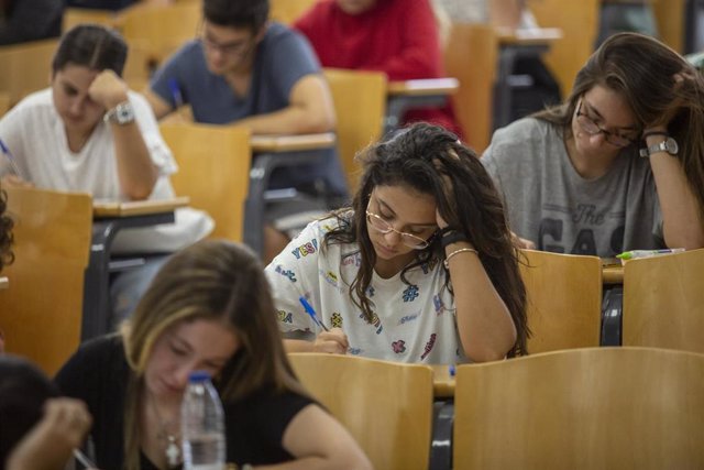 Estudiantes realizan el pasado septiembre la prueba de acceso a la universidad en Sevilla.