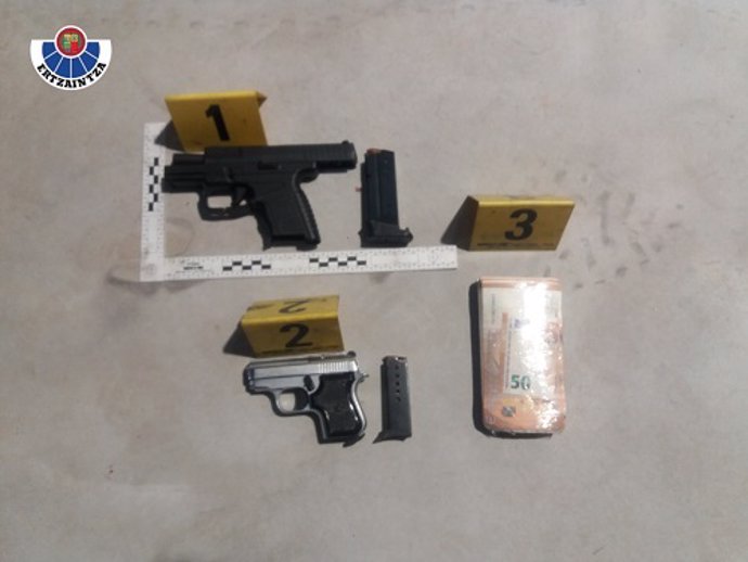 Armas y billetes incautados a un detenido en Getaria (Gipuzkoa)