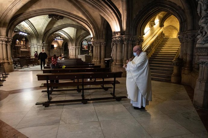 Fieles celebran la Santa Misa en la cripta de la Catedral de  María Inmaculada (catedral nueva) en Vitoria durante el día en el que se reabre al público, a 11 de mayo de 2020.