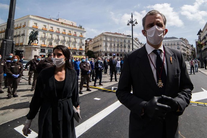 Rocio Monasterio y Javier Ortega Smith, Miembros de Vox, durante el acto de homenaje a los héroes del coronavirus celebrado en la Puerta del Sol en el día de la Comunidad de Madrid durante a Pandemia Covid-19