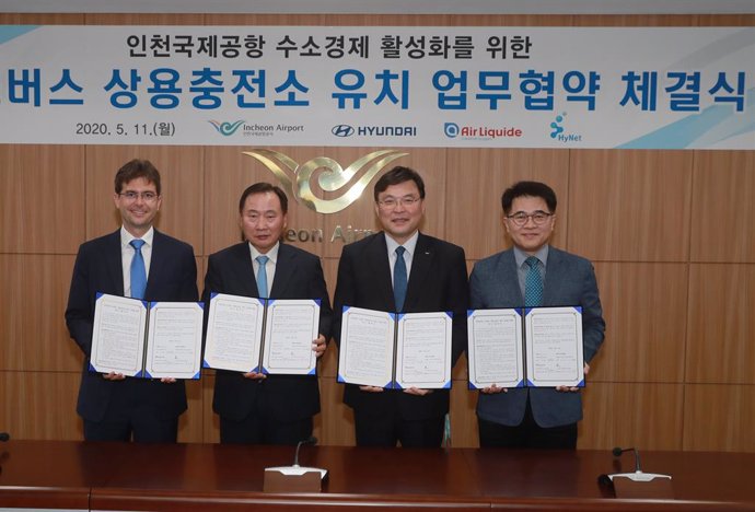 Imagen de la firma del memorando con Seong Kwon Han (segundo por la izquierda).