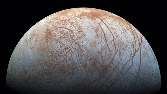 Nuevas evidencias de columnas de vapor de agua en la luna Europa