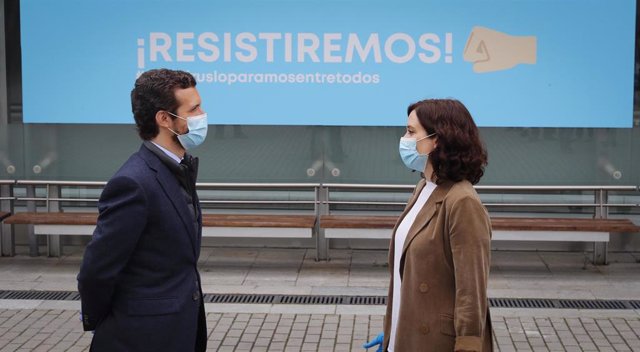 El líder del PP, Pablo Casado, junto a la presidenta de la Comunidad de Madrid, Isabel Díaz Ayuso, durante una visita al Hospital de Campaña de Ifema. En Madrid, (España), a 16 de abril de 2020.