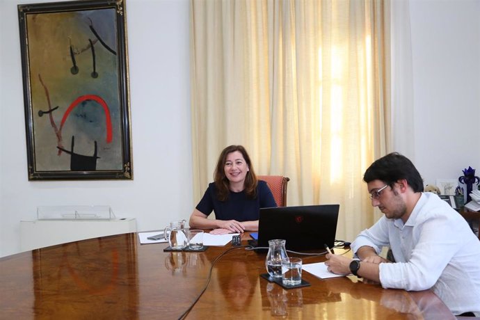 La presidenta del Govern, Francina Armengol, y el conseller de Turismo, Iago Negueruela.
