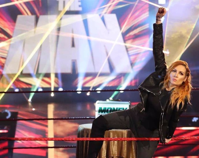 Becky Lynch anuncia que espera su primer hijo