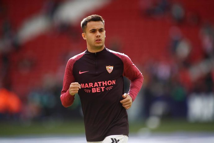 Sergio Reguilón calentando con el Sevilla