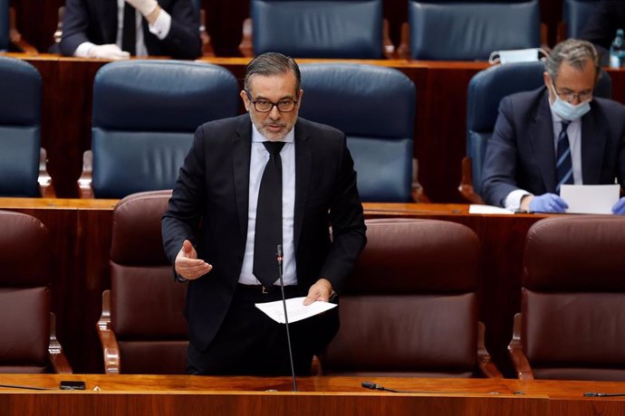El secretario de Justicia del PP y consejero de Justicia de la Comunidad de Madrid , Enrique López interviene este jueves durante el pleno de la Asamblea de Madrid.