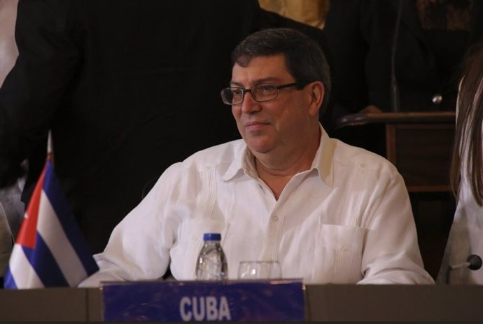    El ministro de Relaciones Exteriores de Cuba, Bruno Rodríguez, ha exigido que cese el intervencionismo contra Venezuela. "Saquen las manos de Venezuela todos aquellos que hacen injerencia, intervención y proclaman propósitos cínicos o hipócritas", ha