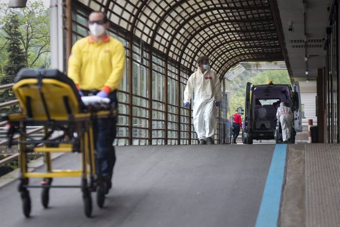 Trabajadores sanitarios en la entrada de Urgencias del Hospital Trueta de Girona durante el confinamiento