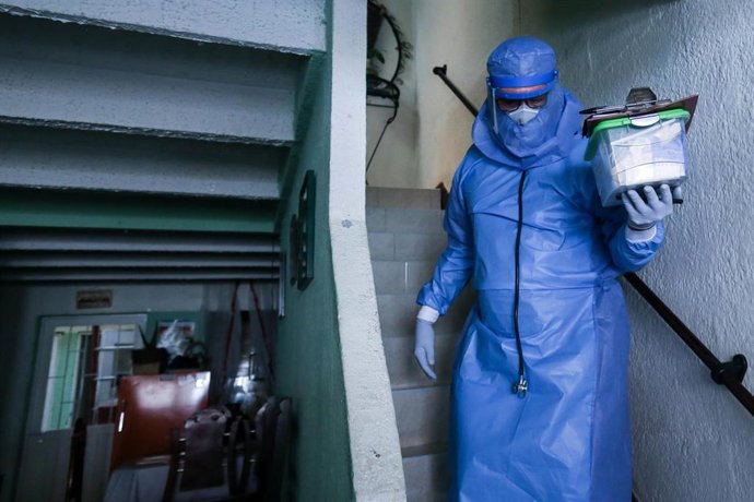 Un trabajador del sistema de salud de Colombia durante la realización de una prueba de detección de Covid-19 en un hogar de Bogotá.