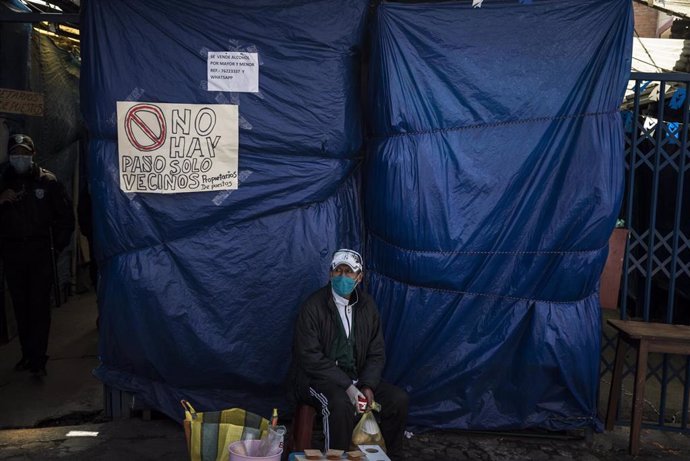 Un vendedor ambulante ante la entrada de un mercadillo cerrado por el coronavirus en Bolivia. 