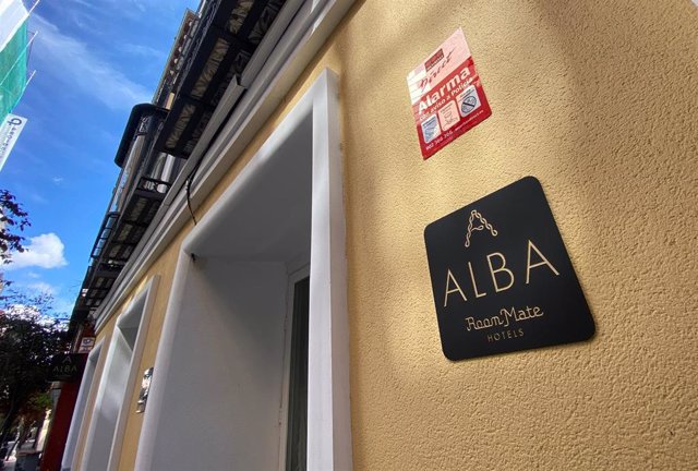 Entrada al hotel Room Mate Alba, en la calle de las Huertas de Madrid, uno de los dos hoteles donde serán trasladadas personas mayores de residencias que no estén afectados por coronavirus.