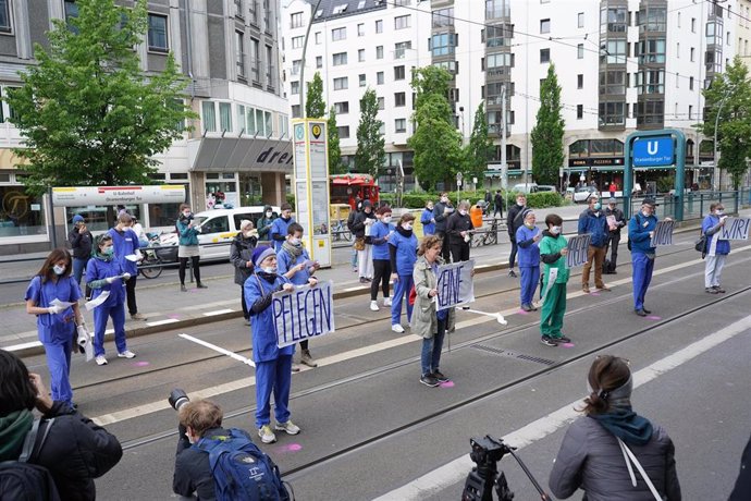 Personas manifestándose con motivo del Día Internacional de la Enfermería el 12 de mayo en Berlín