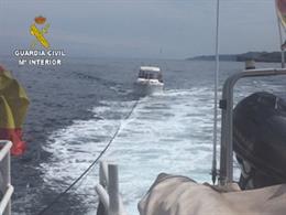 Rescate de una embaracación por la patrullera del Servicio Marítimo de  la Guardia Civil de Asturias Río Navia