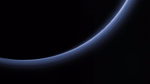 Imagen de color en alta resolución de las capas de neblina de Plutón, tomada por la nave New Horizons