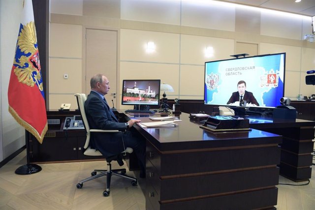 Vladimir Putin en una videoconferencia con el gobernador de la región de Sverdlovsk, Yevgeni Kuivashev
