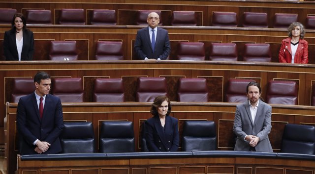 El presidente del Gobierno, Pedro Sánchez y los vicepresidentes primera, Carmen Calvo y segundo, Pablo Iglesias, durante el minuto de silencio en recuerdo de las víctimas del coronavirus este miércoles en el hemiciclo del Congreso.