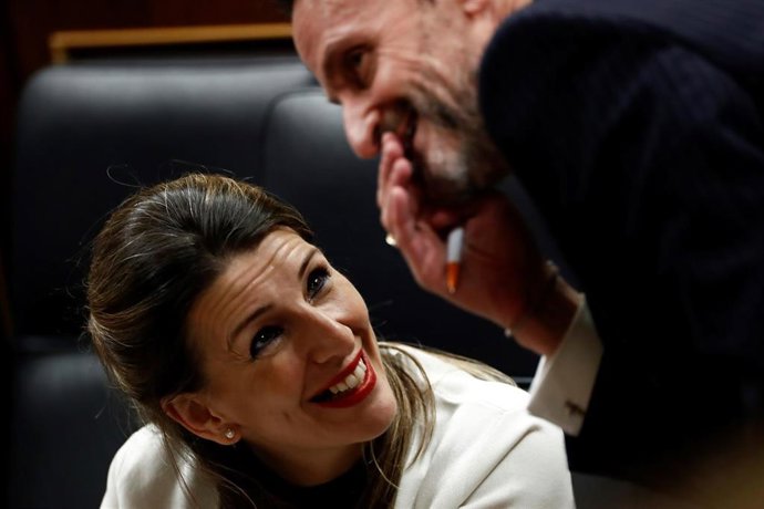 La ministra de Trabajo, Yolanda Diaz, habla con el portavoz adjunto de Ciudadanos en el Congreso, Edmundo Bal, durante el pleno celebrado este jueves en el Congreso de los Diputados para aprobar una nueva prórroga del estado de alarma, en un debate en e
