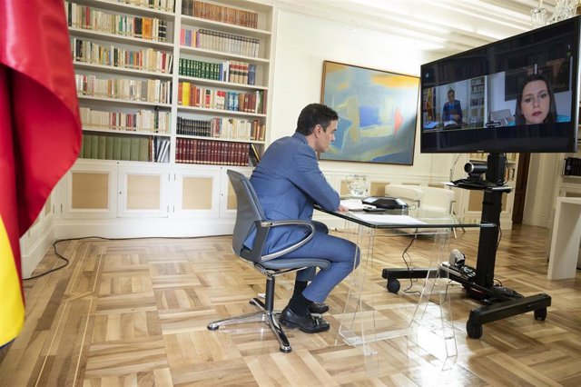 El presidente del Gobierno, Pedro Sánchez, durante una videoconferencia con  la líder de Ciudadanos, Inés Arrimadas, el 16 de abril de 2020.