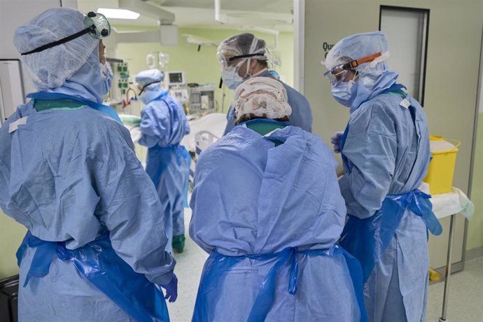 Enfermeros en su jornada laboral en el Día Internacional de la Enfermería en uno de los centros de Barcelona HM Hospitales en el que trabajan durante la crisis sanitaria del Covid-19, en Barcelona/Catalunya (España) a 12 de mayo de 2020.