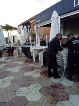 La Policía Local y Nacional de Córdoba precintan la terraza de establecimientos por incumplimiento de las medidas decretadas en el estado de alarma.