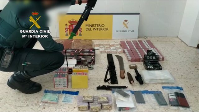 Tabaco de contrabando y otros efectos intervenidos por la Guardia Civil en un piso de Pilas (Sevilla)
