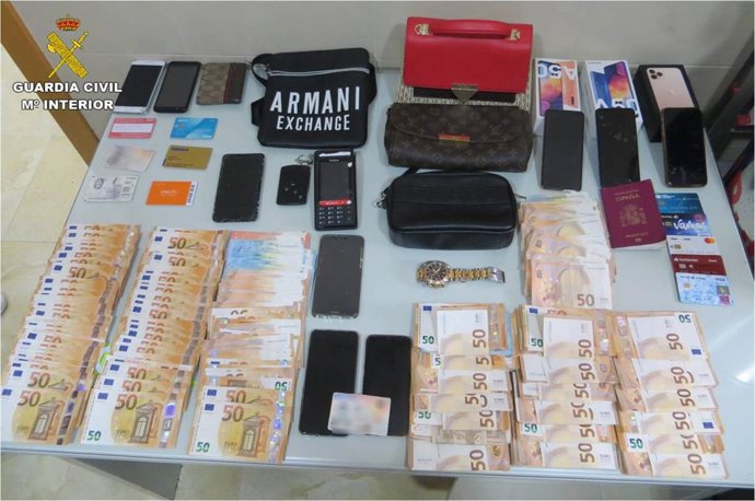 Dinero intervenido a la supuesta organización de estafadores.