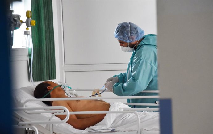 Un metge amb un pacient de coronavirus a Tunísia. 