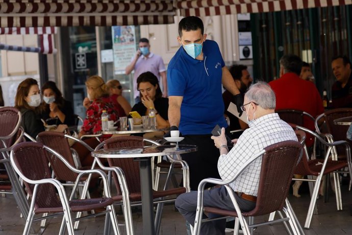 Clientes en las terrazas de los bares de la Plaza de las Flores en la capital de Murcia, el día en el que la región, con la tasa de incidencia en coronavirus más baja de España, pasa a la fase la fase 1 del plan de desescalada