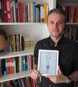 El periodista Alfredo Matilla posa con la portada de 'Por si acaso', su debut literario
