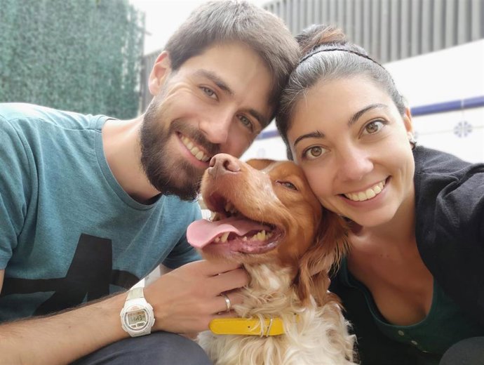 Una pareja de jóvenes madrileños adopta a un perro cuyo dueño murió de coronavirus.