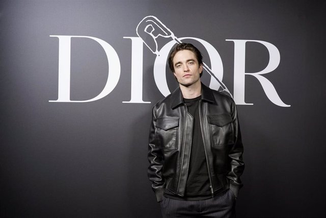 Robert Pattinson attends the Dior Homme Menswear Fall/Winter 2020-2021