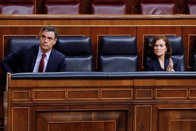 El presidente del Gobierno, Pedro Sánchez y la vicepresidenta primera, Carmen Calvo, en el hemiciclo del Congreso