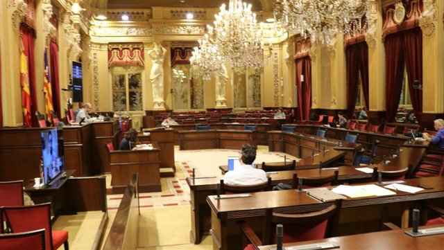 Comisión de Hacienda en la Sala de las Cariátides del Parlament.