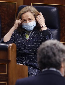 La vicepresidenta tercera y ministra de Asuntos Económicos y Transformación Digital, Nadia Calviño, antes del comienzo de la sesión de control al ejecutivo en el Congreso de los Diputados del 13 de mayo de 2020.